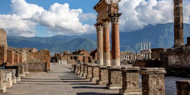 Pompei, turista inglese incide iniziali e data sulle pareti della Casa delle Vestali. Denunciato