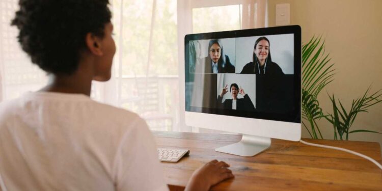 Skype, addio alla pubblicità e nuove funzioni IA