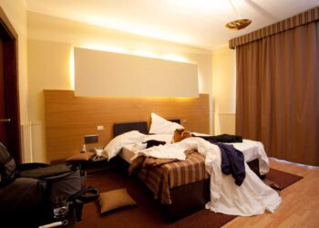Vacanze, dall’hotel sporco alla casa che non c’è: come evitare brutte sorprese (o farsi risarcire)