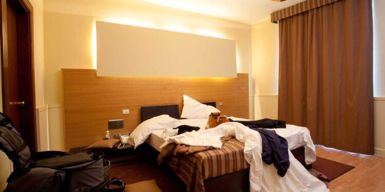 Vacanze, dall’hotel sporco alla casa che non c’è: come evitare brutte sorprese (o farsi risarcire)
