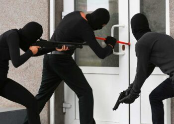 Vacanze e ladri in agguato: i consigli dell’esperto per proteggere la casa