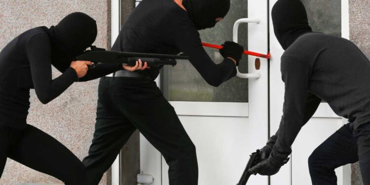 Vacanze e ladri in agguato: i consigli dell’esperto per proteggere la casa
