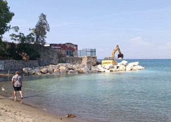 A ISCHIA SI CANCELLA L’ULTIMO ANGOLO SELVAGGIO DELLA SPIAGGIA DI SAN PIETRO. LE FOTO