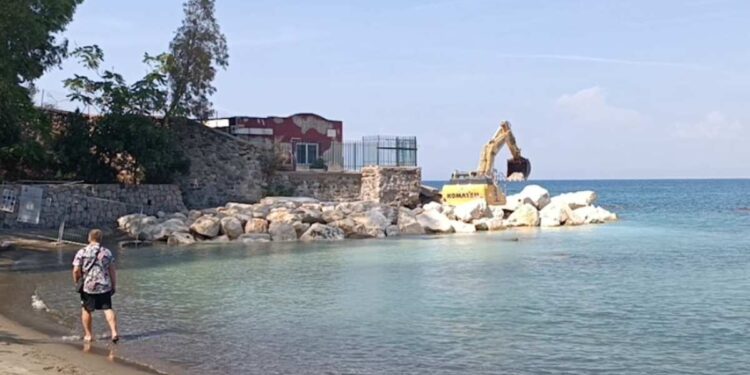 A ISCHIA SI CANCELLA L’ULTIMO ANGOLO SELVAGGIO DELLA SPIAGGIA DI SAN PIETRO. LE FOTO
