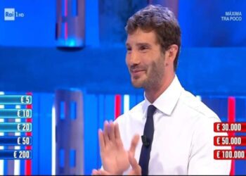 Stefano De Martino alla prima di Affari Tuoi cita Amadeus e sui social scatta l’effetto nostalgia