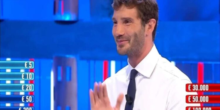 Stefano De Martino alla prima di Affari Tuoi cita Amadeus e sui social scatta l’effetto nostalgia