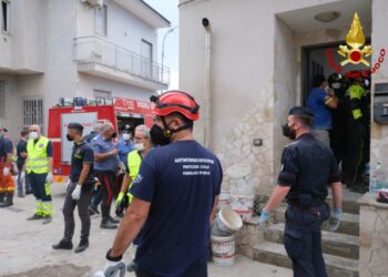 Napoli, crolla palazzina per esplosione: 3 bimbi e i genitori sotto le macerie