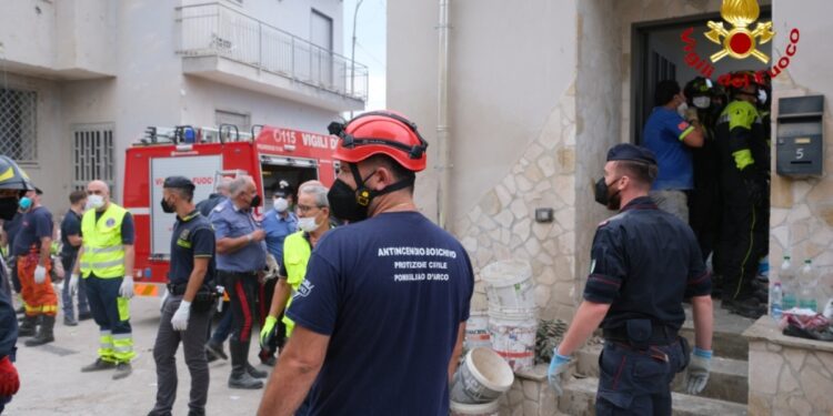 Napoli, crolla palazzina per esplosione: 3 bimbi e i genitori sotto le macerie