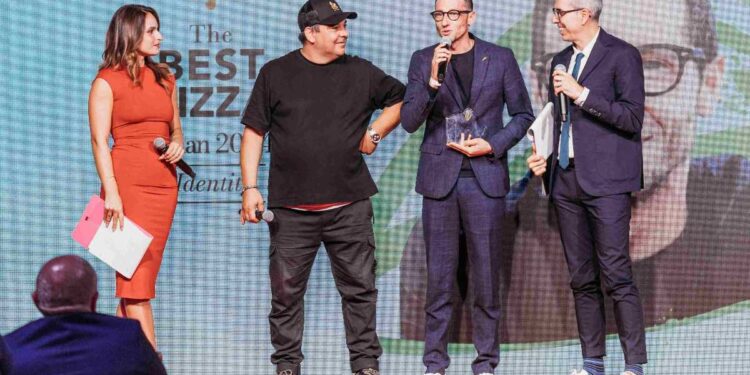 Cristian Santomauro, ultimo custode della pizza ammaccata cilentana, ritira il premio “The Best Pizza Identity” nell’ambito di The Best Chef a Milano