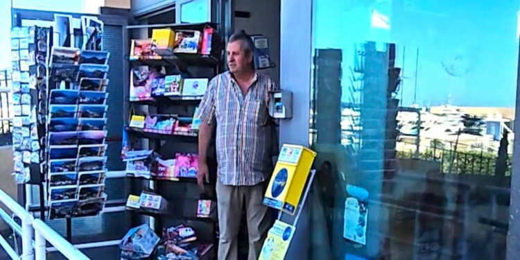 FORIO, IL GIORNALAIO CHIUDE PER SFRATTO: CHE SIA UN ARRIVEDERCI A PRESTO PER CARLO LIETO