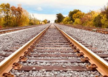 Napoli, attraversa binari: investito e ucciso da treno