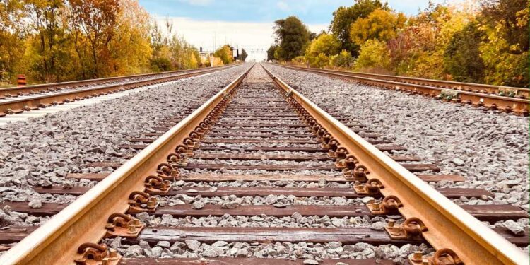 Napoli, attraversa binari: investito e ucciso da treno