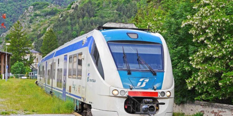 Treni bloccati a Roma Termini, la rabbia dei viaggiatori fra attesa e rimborsi