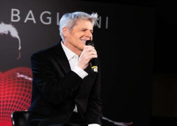 Claudio Baglioni rinvia il tour al 2025 per problemi di salute: cosa è successo al cantautore