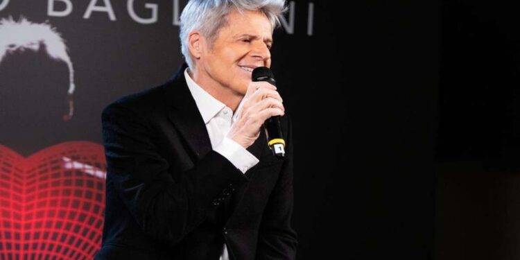 Claudio Baglioni rinvia il tour al 2025 per problemi di salute: cosa è successo al cantautore