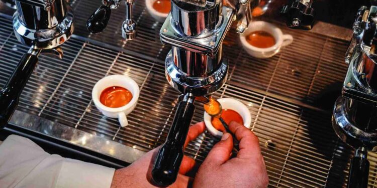 Corso di approccio al mondo del bar gratuito aperto a chi ha già un minimo di esperienza nella caffetteria con opportunità di fare uno stage