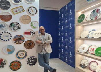 Trasformare un’idea in realtà: l’impegno di Casolaro contro l’omologazione con le porcellane personalizzabili che sfidano il tempo