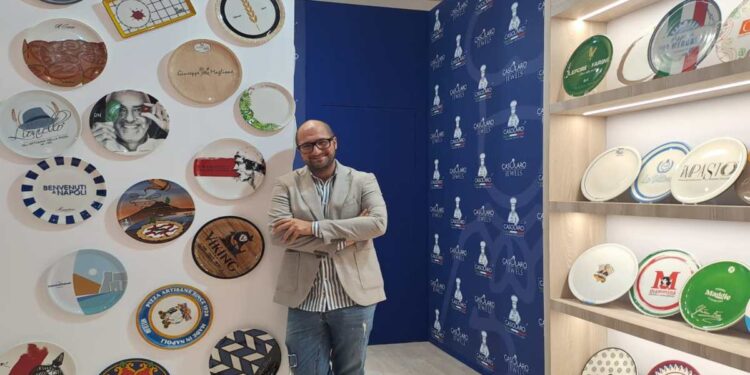 Trasformare un’idea in realtà: l’impegno di Casolaro contro l’omologazione con le porcellane personalizzabili che sfidano il tempo