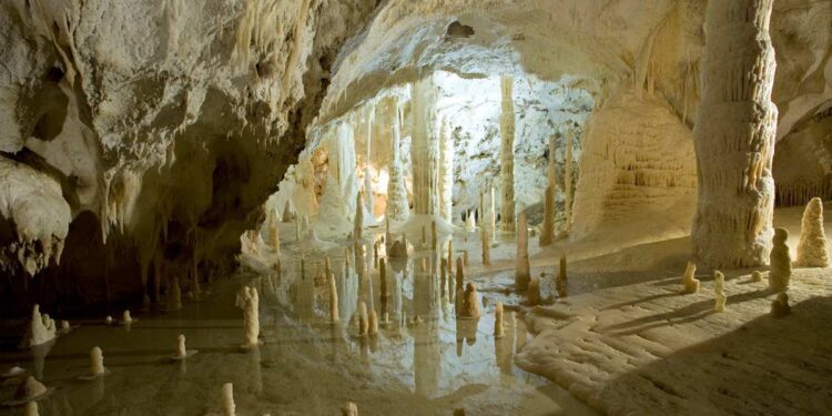 Le Grotte di Frasassi portano “Gormiti – The New Era” in classe per insegnare la sostenibilità ambientale