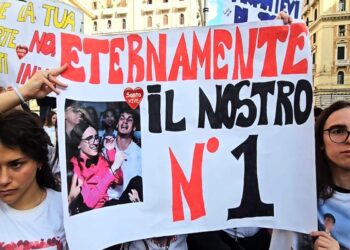 NAPOLI, MIGLIAIA DI GIOVANI IN PIAZZA PER DIRE NO ALLA VIOLENZA: “BASTA RAGAZZI UCCISI”