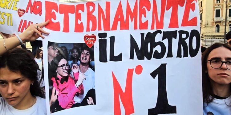 NAPOLI, MIGLIAIA DI GIOVANI IN PIAZZA PER DIRE NO ALLA VIOLENZA: “BASTA RAGAZZI UCCISI”