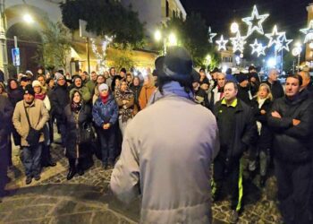 ISCHIA, RIUSCITO IL PRESIDIO DI PROTESTA CONTRO GLI ABBATTIMENTI DELLE CASE DI NECESSITA’: ANCHE I SINDACI IN PIAZZA, IL VESCOVO VILLANO HA ESPRESSO SOLIDARIETA’ E VICINANZA ALLE FAMIGLIE CHE RISCHIANO LA DEMOLIZIONE