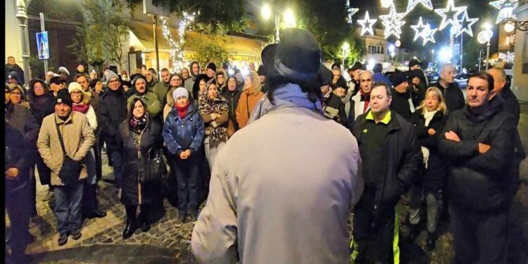 ISCHIA, RIUSCITO IL PRESIDIO DI PROTESTA CONTRO GLI ABBATTIMENTI DELLE CASE DI NECESSITA’: ANCHE I SINDACI IN PIAZZA, IL VESCOVO VILLANO HA ESPRESSO SOLIDARIETA’ E VICINANZA ALLE FAMIGLIE CHE RISCHIANO LA DEMOLIZIONE