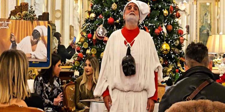 A NAPOLI PRESENTATO IL CALENDARIO 2025 DEL PULCINELLA INTERPRETATO DALL’ATTORE ANGELO IANNELLI