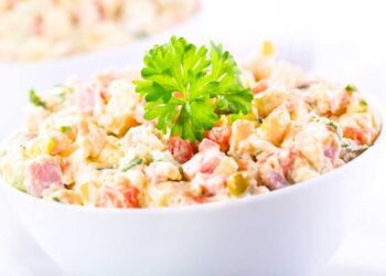 E se l’insalata russa fosse italiana? Ecco l’origine e la ricetta dell’antipasto delle festività natalizie