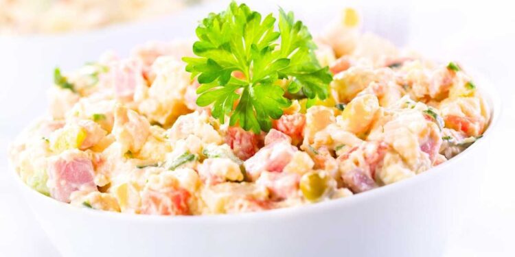 E se l’insalata russa fosse italiana? Ecco l’origine e la ricetta dell’antipasto delle festività natalizie