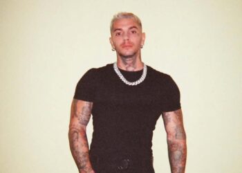 Emis Killa, il rapper indagato per associazione a delinquere che può cantare a Sanremo ma non allo stadio