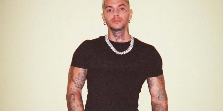 Emis Killa, il rapper indagato per associazione a delinquere che può cantare a Sanremo ma non allo stadio