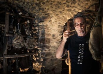 Sondaggio di Zety: il 57% dei lavoratori sarebbe disposto a lasciare il lavoro piuttosto che rinunciare alla propria relazione nata in ufficio