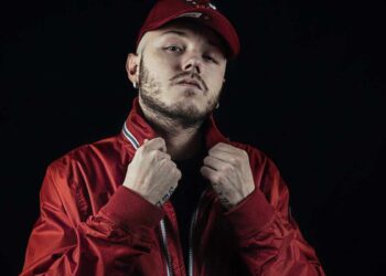 Lazza Guest Star nella prima puntata di Zelig: ecco il suo compenso