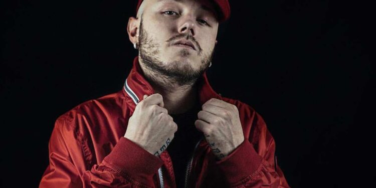 Lazza Guest Star nella prima puntata di Zelig: ecco il suo compenso