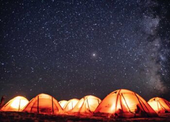 L’incredibile esperienza di dormire sotto le stelle in una cupola: il fenomeno del glamping