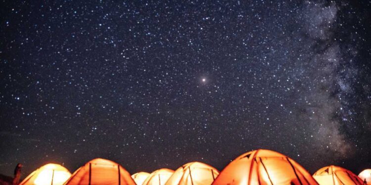 L’incredibile esperienza di dormire sotto le stelle in una cupola: il fenomeno del glamping