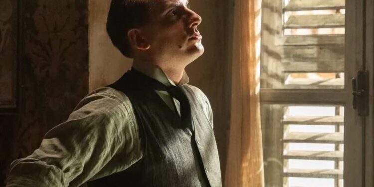 La sofferenza di Marinelli nel recitare Mussolini: “L’ho dovuto spiegare a mia nonna antifascista”