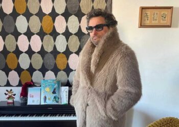 Sanremo 2025, Pieraccioni sfotte Conti: “Amici, amici e poi chiami Clerici e Scotti”/ VIDEO