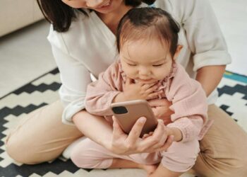 “Niente cellulari in mano sotto i 5 anni, i danni sono irreparabili”: la Sicilia vota la legge