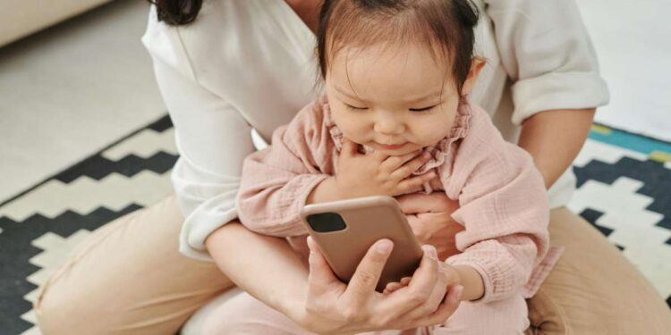 “Niente cellulari in mano sotto i 5 anni, i danni sono irreparabili”: la Sicilia vota la legge