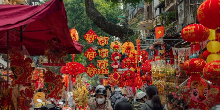 Capodanno cinese, inizia l’anno del Serpente di Legno: cosa significa e che colori porta