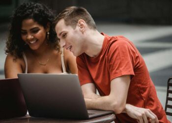 Sondaggio di Zety: il 57% dei lavoratori sarebbe disposto a lasciare il lavoro piuttosto che rinunciare alla propria relazione nata in ufficio