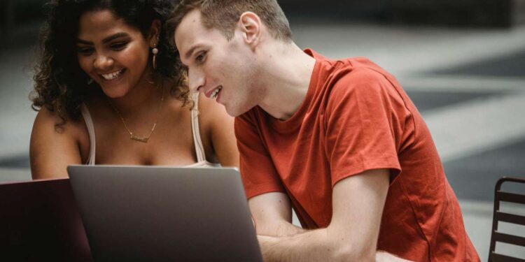 Sondaggio di Zety: il 57% dei lavoratori sarebbe disposto a lasciare il lavoro piuttosto che rinunciare alla propria relazione nata in ufficio