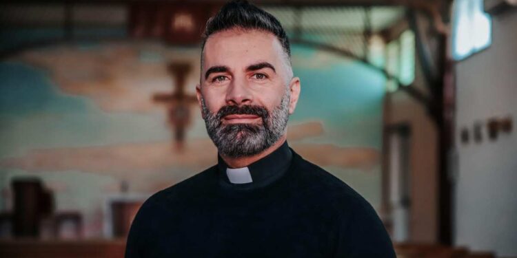 Don Cosimo Schena, il prete influencer da un milione di follower, conquista I Fatti Vostri