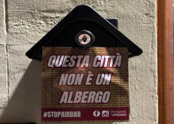 Guerra alle keybox, a Bologna il comitato distribuisce gli adesivi