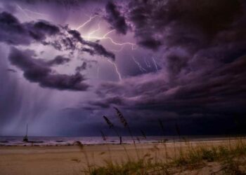 Italia in ostaggio del maltempo, allerta rossa in Liguria venti forti e pioggia su tutte le regioni