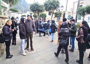 MENSA “BOLLENTE” A FORIO, GENITORI PROTESTANO PER COSTO ELEVATO E ADESIONE OBBLIGATORIA