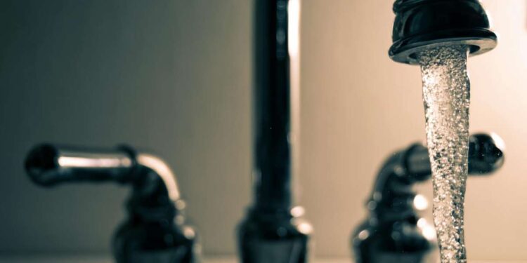 “Veleno” nei rubinetti? Regione che vai-dove lo trovi: “Nessuna scampa all’inquinamento”