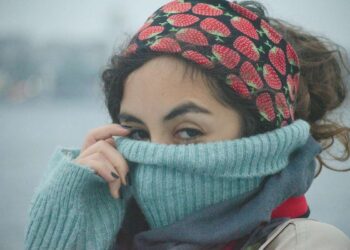 Vestirsi “a cipolla”: la guida definitiva per affrontare gli sbalzi di temperatura